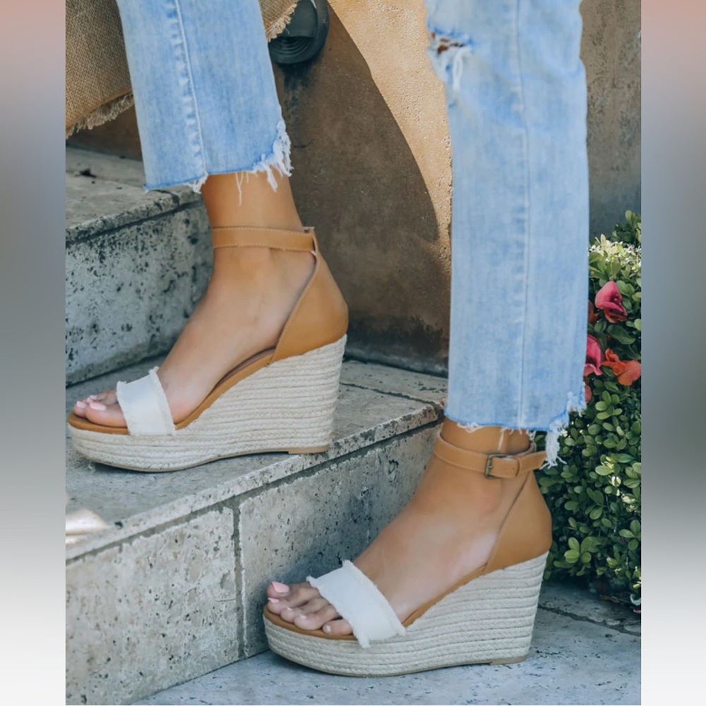 NWT - VICI ESPADRILLE WEDGE